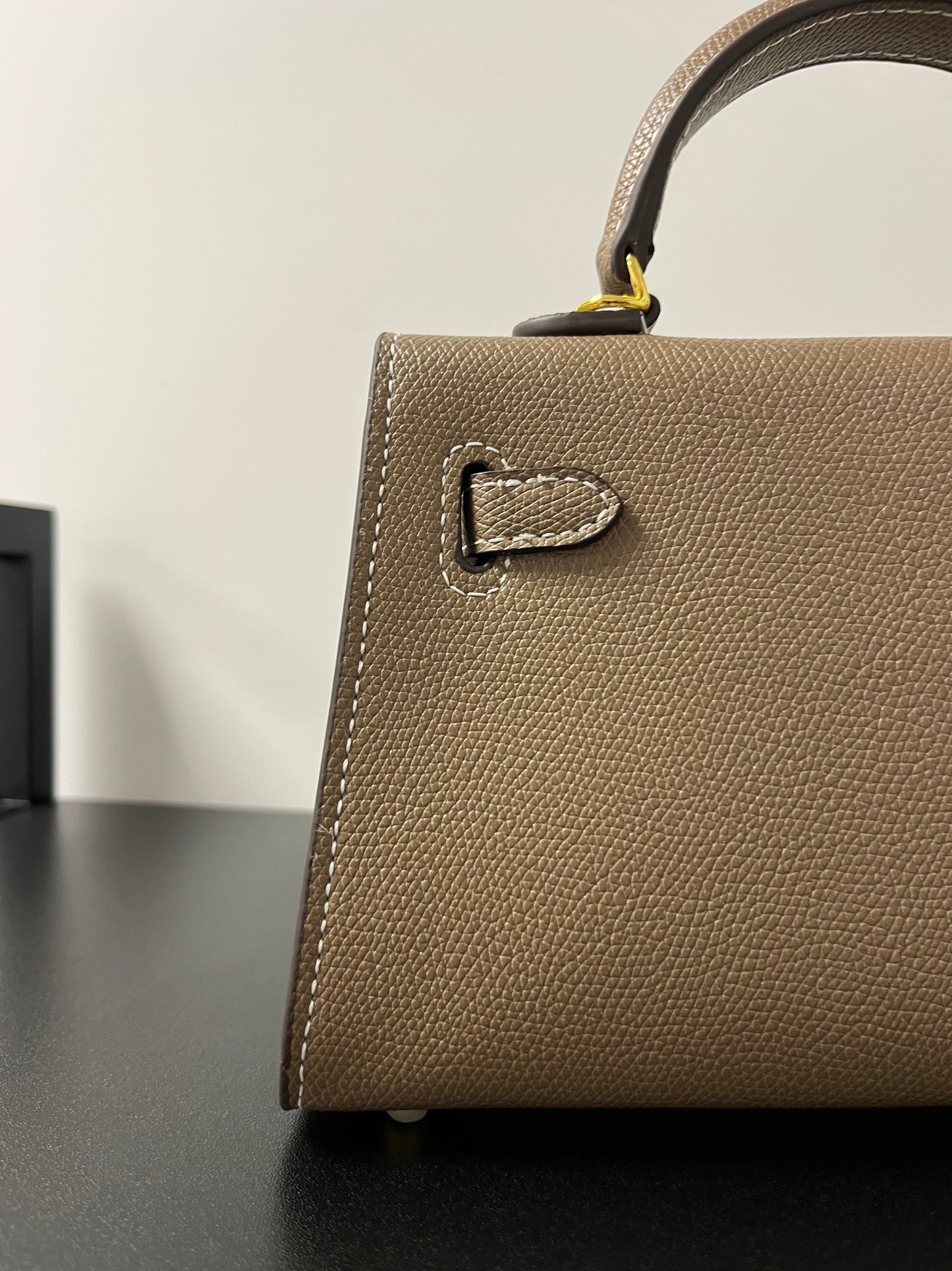 Habiba Bag Taupe witte lijnen