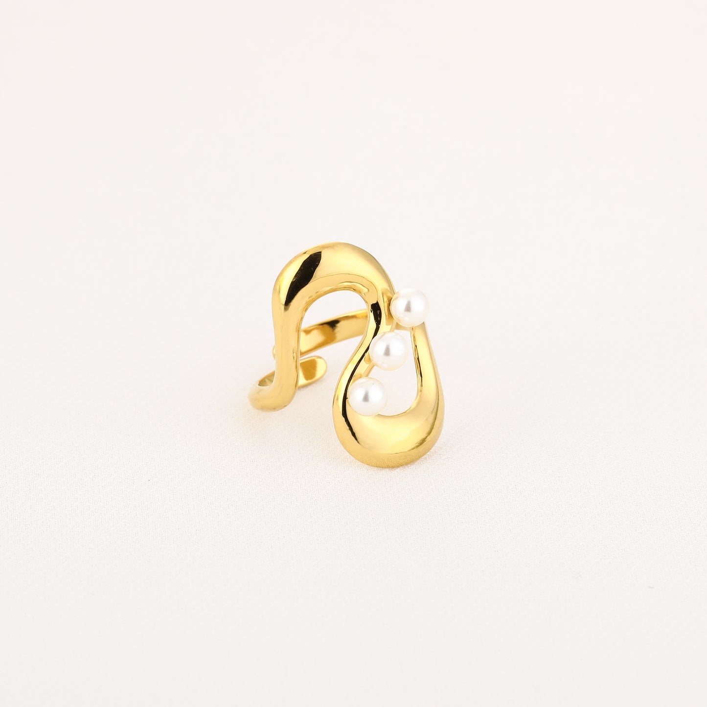 Gold pearl ring